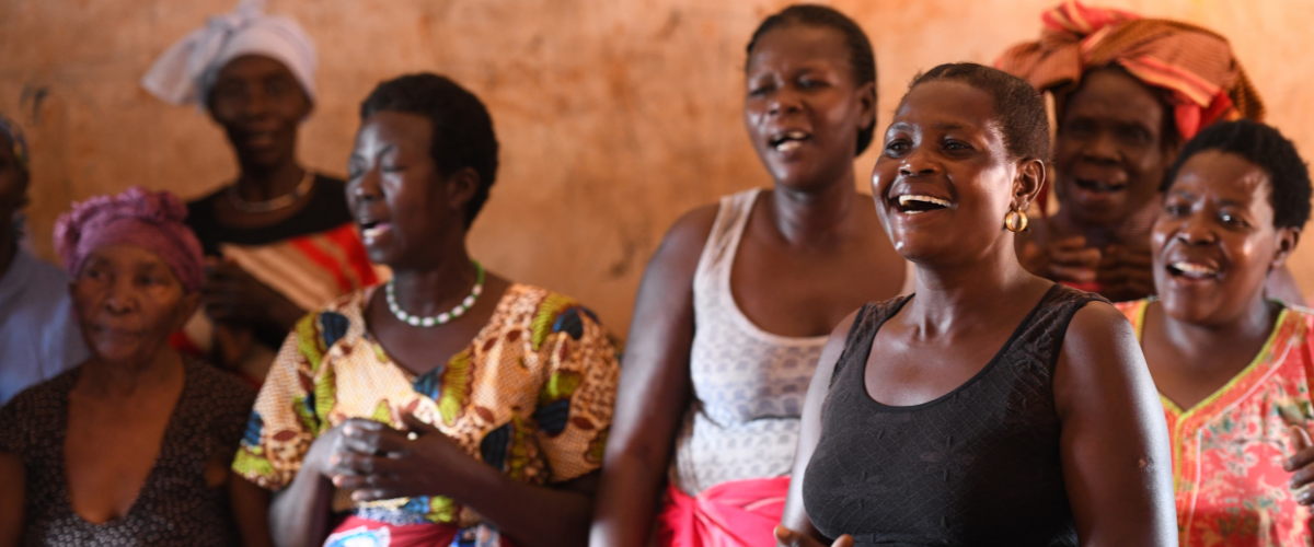 ROM Uganda - Women in a group smiling